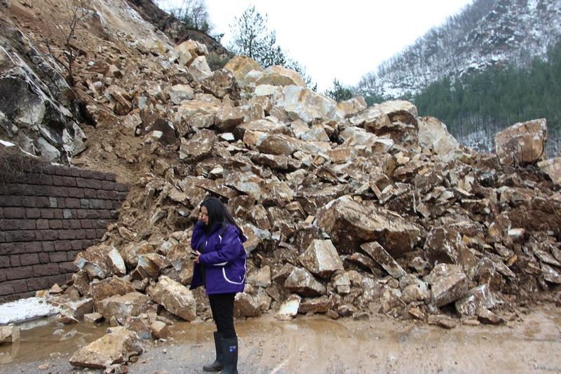  Министър Лиляна Павлова  пое лично координацията по разчистване на огромното свлачище, блокирало пътя Смолян- Асеновград - 15