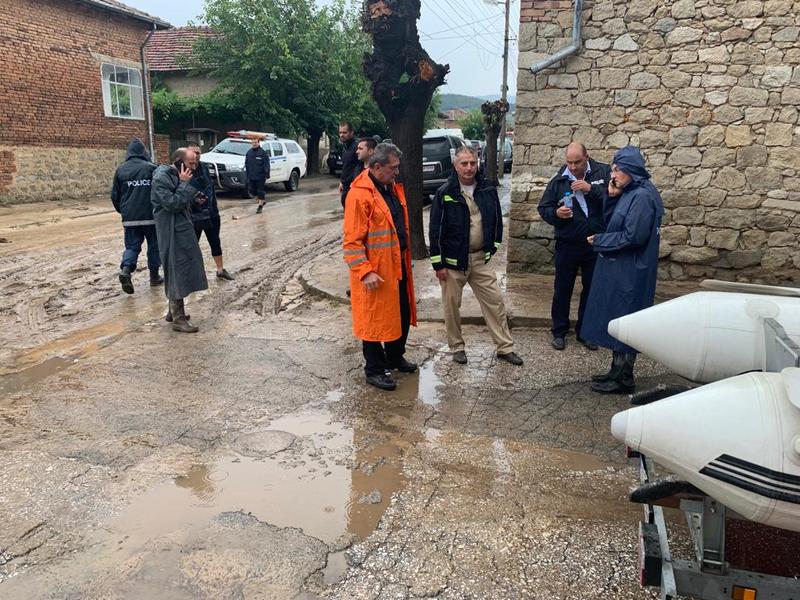 Министър Шишков: Регионалното министерство ще помогне на наводнените населени места в община Карлово - 7