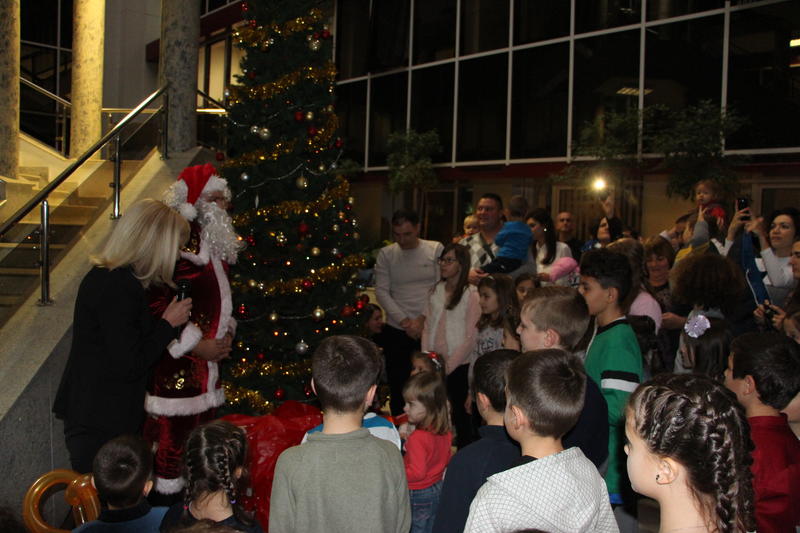 Министър Петя Аврамова поздрави деца на служители на МРРБ за предстоящите коледни празници - 3