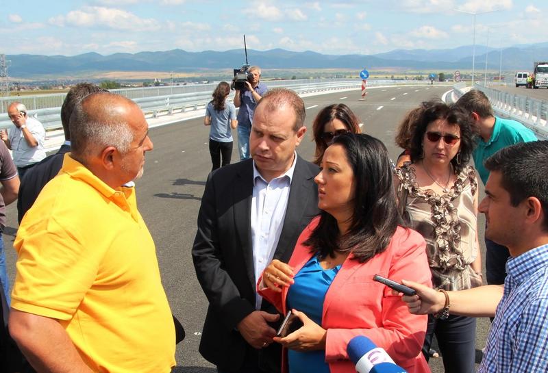 Министър Лиляна Павлова: От днес се пуска за движение двупосочно в едното платно участък 2 от Западната дъга на Софийския околовръстен път - 13