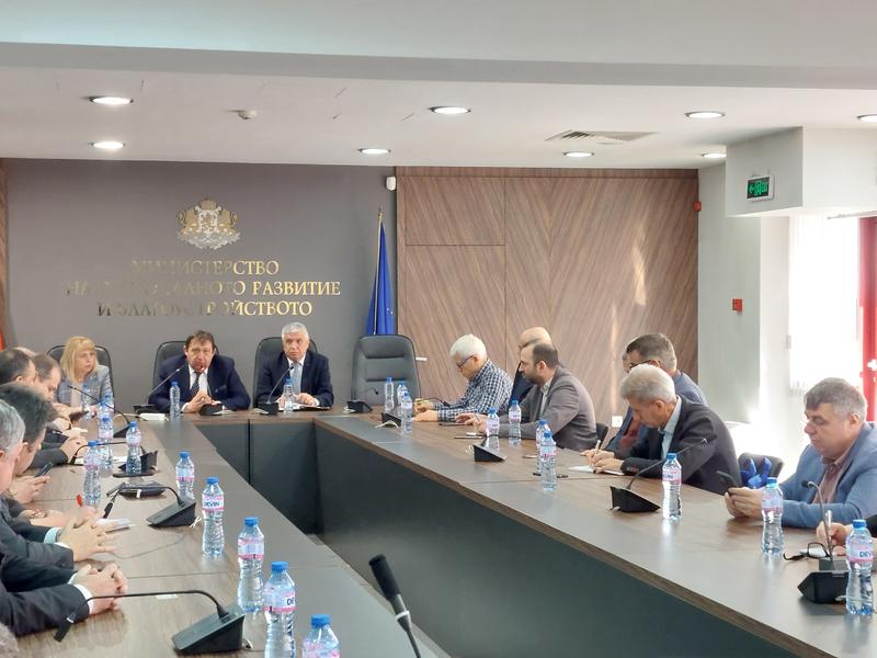 Министър Шишков проведе съвместна работна среща с Асоциацията на българските застрахователи и пътния сектор
