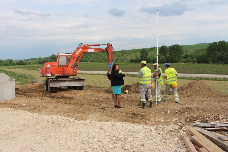  Министър Павлова и председателят на АПИ инж. Лазар Лазаров инспектираха изграждането на пътен възел „Белокопитово“ - 3