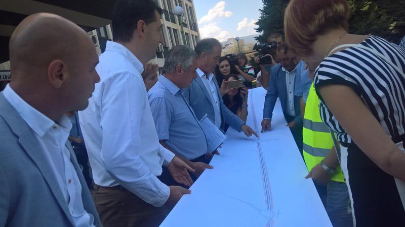 Две локални платна, които да обслужват гражданите и бизнеса, ще бъдат изградени паралелно с рехабилитацията на трасето между Пловдив и Асеновград - 6