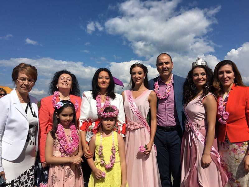  Министър Лиляна Павлова се включи в ритуала „розобер“ в розовите полетата край Казанлък  - 11