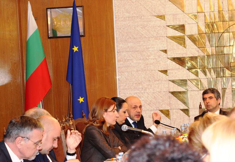   Министър Лиляна Павлова: Разработваме програма за подкрепа и развитие на слабо развитите региони