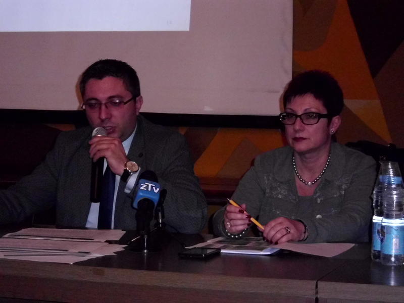 Над три часа отдели зам.-министър Николай Нанков да отговори на въпросите на ловчалии за санирането на жилища - 1