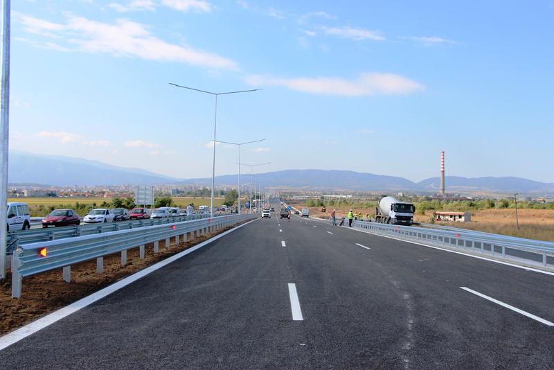 Министър Лиляна Павлова: От днес се пуска за движение двупосочно в едното платно участък 2 от Западната дъга на Софийския околовръстен път - 15