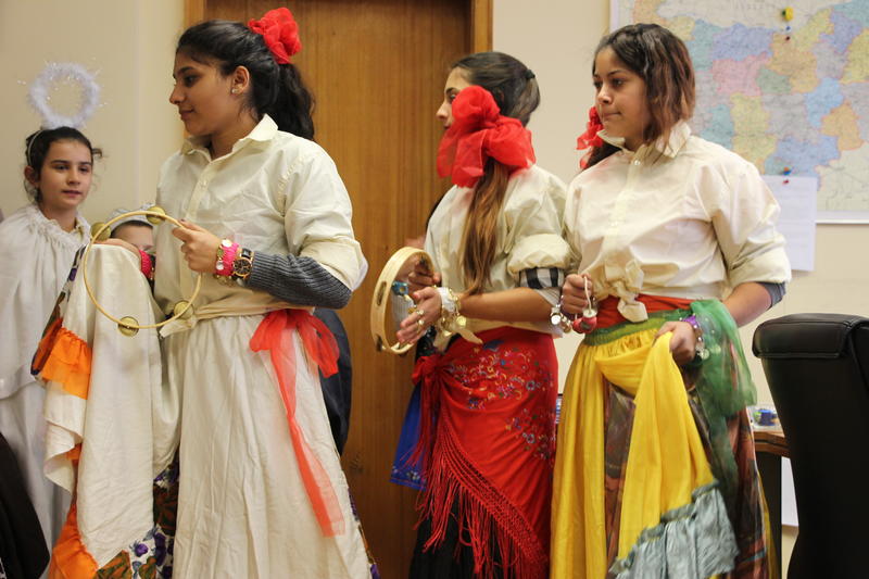 Зам.-министър Малина Крумова се срещна с ученици-сурвакарчета по случай ромския празник „Василица“ - 4