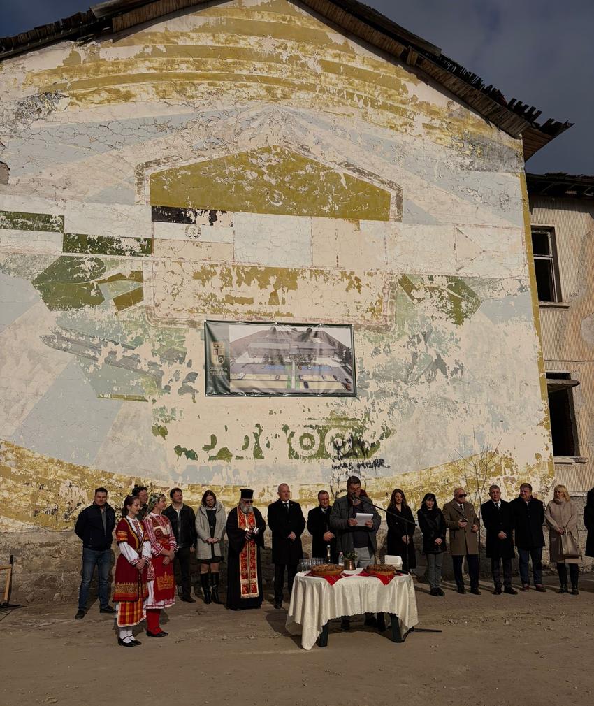 Министър Иванов даде старт на строителството на многофункционална спортна зала в Пещера