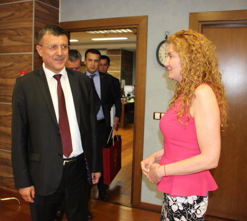 Заместник-министър Деница Николова разговаря с вицепремиера на Република Узбекистан Нодир Отажонов - 1