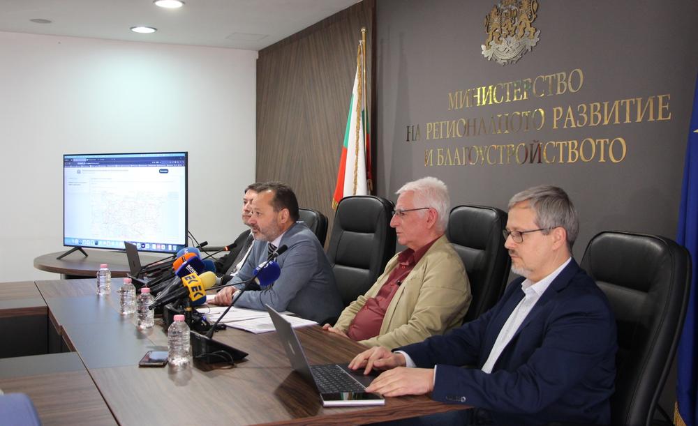 Информационната система за републиканската пътна мрежа на България вече съдържа данни за договори за общо почти 6 млрд. евро...
