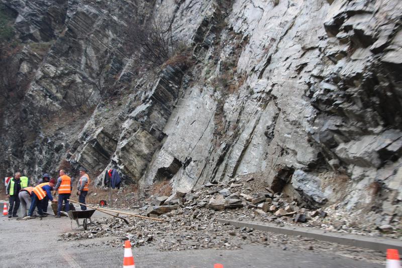  Министър Павлова: До края на март трябва да е готов проект за трайно укрепване на свлачището по пътя Батак-Доспат - 3