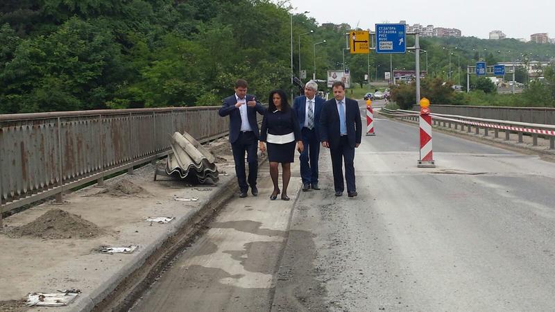  Министър Павлова инспектира ремонта на ул. „Магистрална“ във Велико Търново - 1