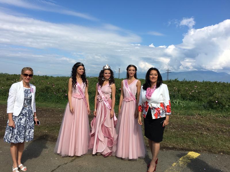  Министър Лиляна Павлова се включи в ритуала „розобер“ в розовите полетата край Казанлък  - 3