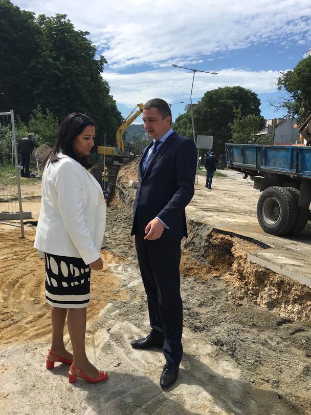 Министър Павлова и кметът на Варна Иван Портних инспектираха реконструкцията на клон от главния водопровод на Варна