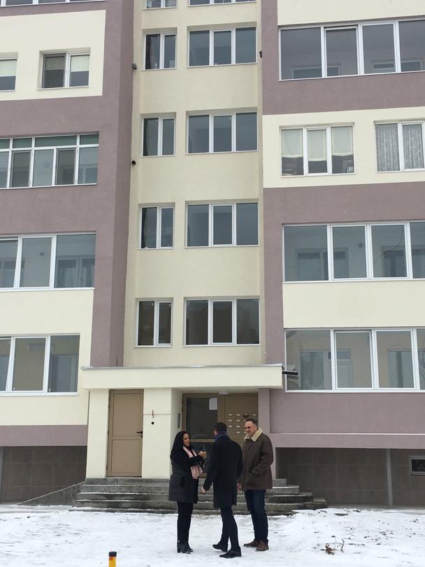Министър Лиляна Павлова връчи разрешенията за ползване на три обновени със средства от Националната програма за енергийна ефективност жилищни сгради в Белослав - 1