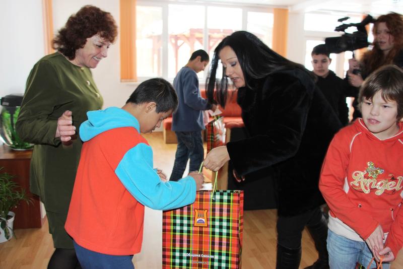 Министър Лиляна Павлова получи мартенички от децата в Центъра за настаняване от семеен тип в Смолян