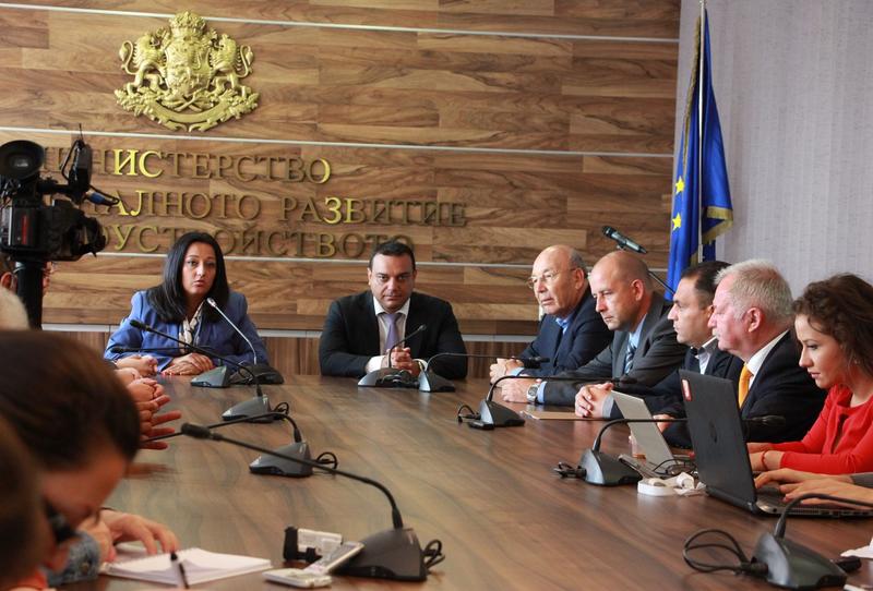 В присъствието на министрите  Лиляна Павлова и Ивайло Московски се постави началото на строителството на участъка от Лот 3 на АМ „Струма“ между  Кресна и Сандански - 3