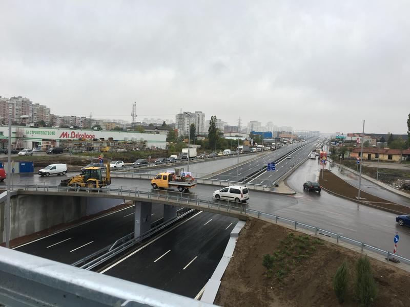 В присъствието на премиера Бойко Борисов  и министрите Лиляна Павлова и Петър Москов бе пуснато движението по Участък 1 от Западната дъга на София и новият пътен възел „Сливница“ - 2