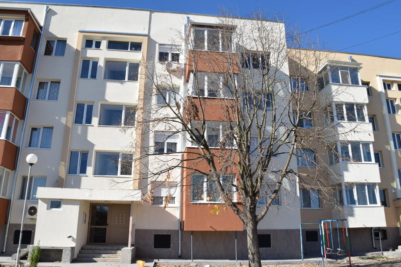 Министър Лиляна Павлова връчи разрешенията за ползване на три обновени със средства от Националната програма за енергийна ефективност жилищни сгради в Белослав - 13
