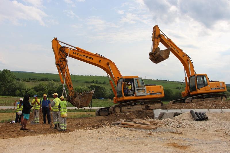  Министър Павлова и председателят на АПИ инж. Лазар Лазаров инспектираха изграждането на пътен възел „Белокопитово“ - 2