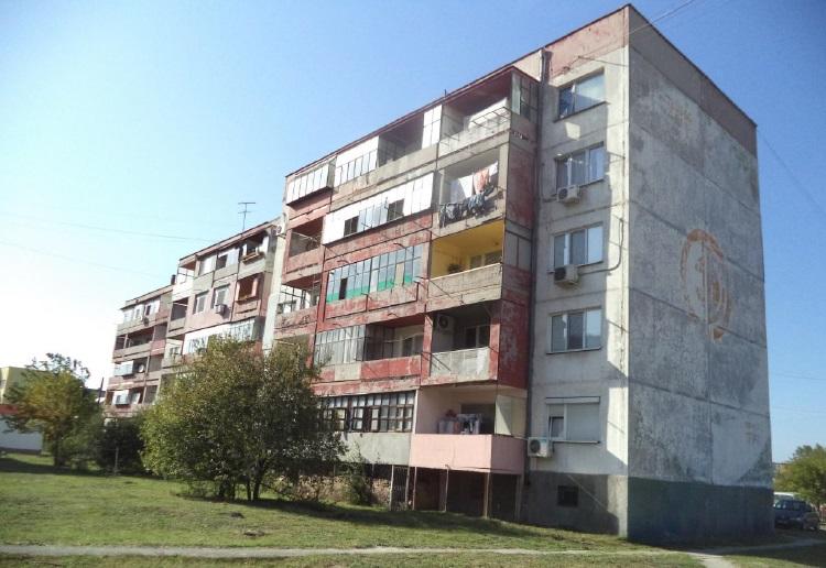 Министър Лиляна Павлова връчи разрешенията за ползване на три обновени със средства от Националната програма за енергийна ефективност жилищни сгради в Белослав - 9