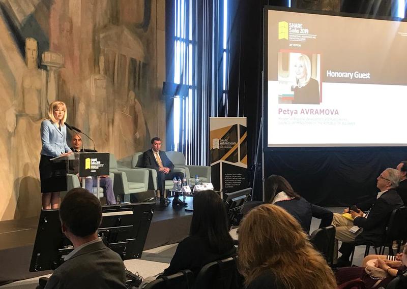 Министър Аврамова: Основната ни задача е да спрем обезлюдяването и да създадем добри условия за живот и в по-малките населени места