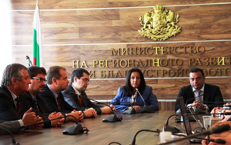 В присъствието на министрите  Лиляна Павлова и Ивайло Московски се постави началото на строителството на участъка от Лот 3 на АМ „Струма“ между  Кресна и Сандански - 2