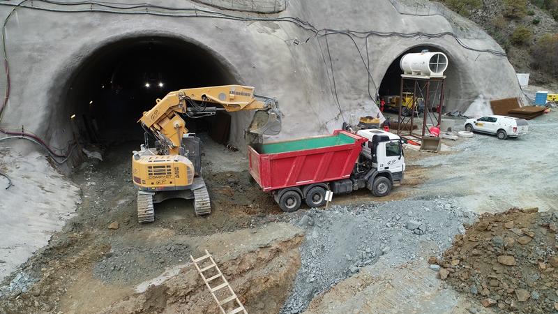 Министър Петя Аврамова и председателят на АПИ Георги Терзийски ще проверят напредъка при изграждането на тунел „Железница“ на АМ „Струма“ (видео) - 2