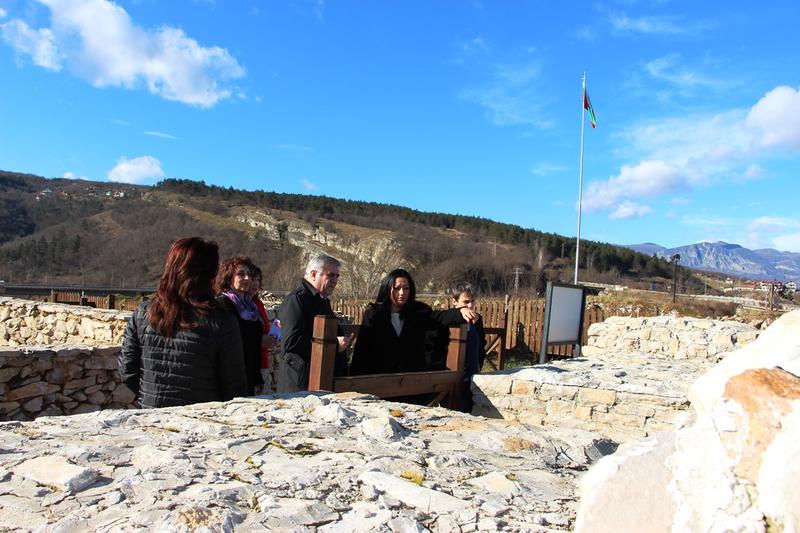  Министър Лиляна Павлова и заместник министър Иван Аспарухов посетиха археологически комплекс „Калето“ край Мездра