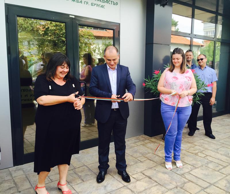 Министър Павлова откри нов фронт офис на Агенцията по геодезия, картография и кадастър в Бургас - 4