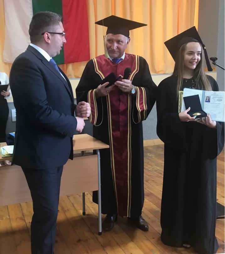 Министър Нанков връчи дипломи на зрелостници от Профилираната езикова гимназия „Екзарх Йосиф І“ в Ловеч - 2