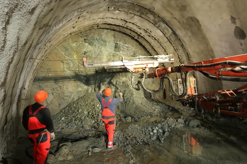 Министър Петя Аврамова и председателят на АПИ Георги Терзийски ще проверят напредъка при изграждането на тунел „Железница“ на АМ „Струма“ (видео) - 5