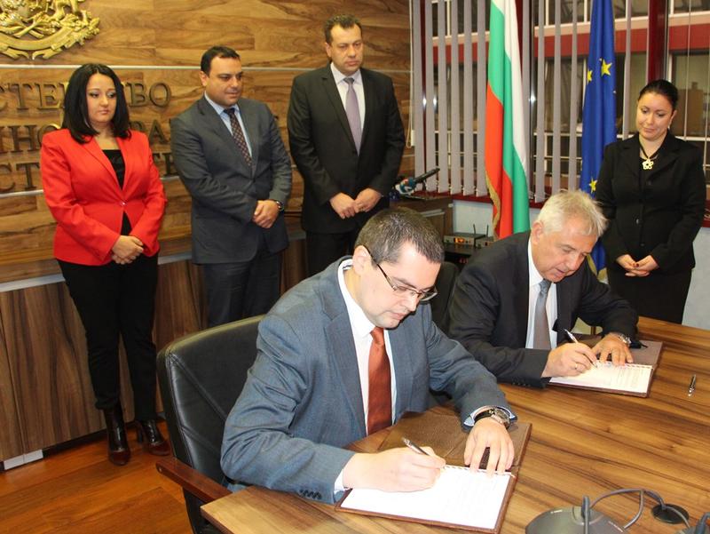 В присъствието на министрите Лиляна Павлова и Ивайло Московски бяха подписани договорите за строителство и надзор на Лот 3.1. на АМ „Струма“ 