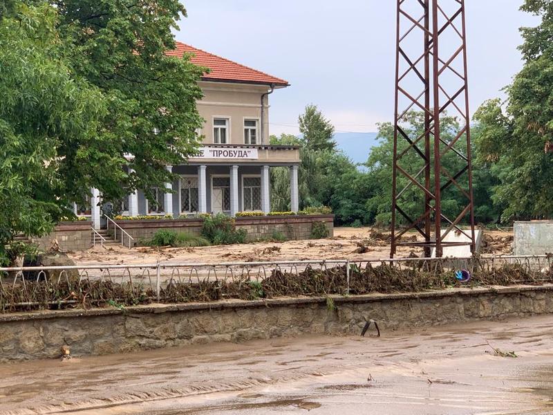 Министър Шишков: Регионалното министерство ще помогне на наводнените населени места в община Карлово - 14
