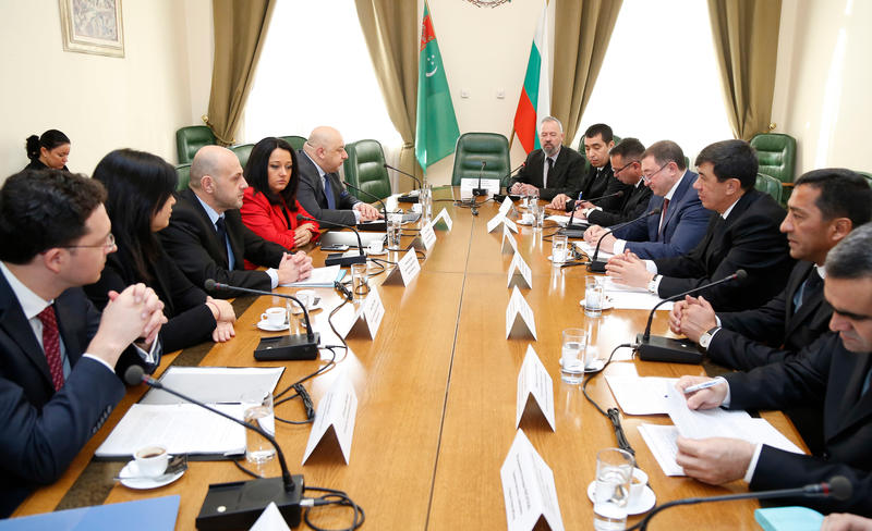  Министър Павлова и заместник-председателят на Кабинета на министрите на Туркменистан Шамухаммет Дурдылыев се запознаха с възможностите за производство на елементи за строителството - 10