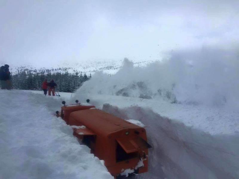 Роторни снегорини пробиват път в Родопите и Рила  (снимки)