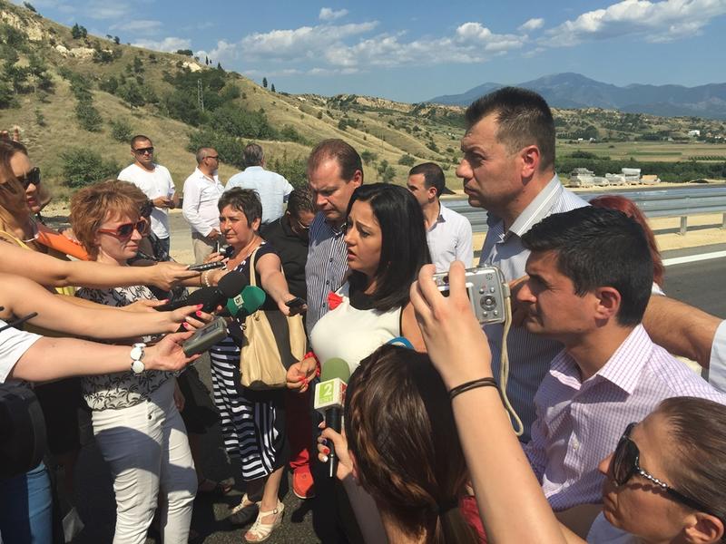  Министър Лиляна Павлова: С пускането трикилометровия участък на АМ „Струма“ се спестяват десетките обходи по пътя към Гърция  - 4