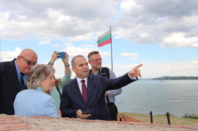 Deputy Prime Minister Karadjov and EU Commissioner Ferreira discuss the possibility of building a highway from Western Europe to Athens via the Danube Bridge near Vidin - 1