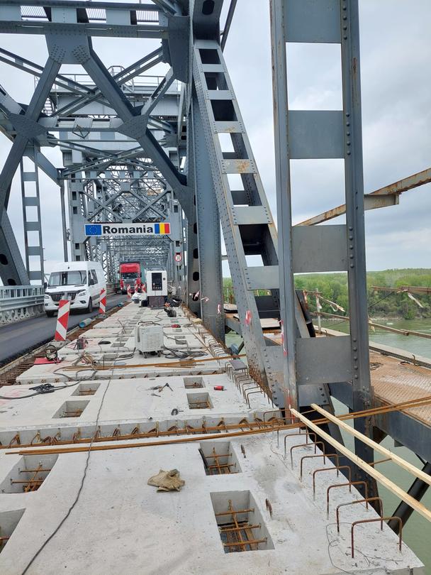 Министър Найденов провери напредъка в основния ремонт на Дунав мост при Русе - 4