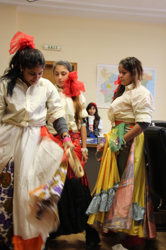 Зам.-министър Малина Крумова се срещна с ученици-сурвакарчета по случай ромския празник „Василица“ - 3