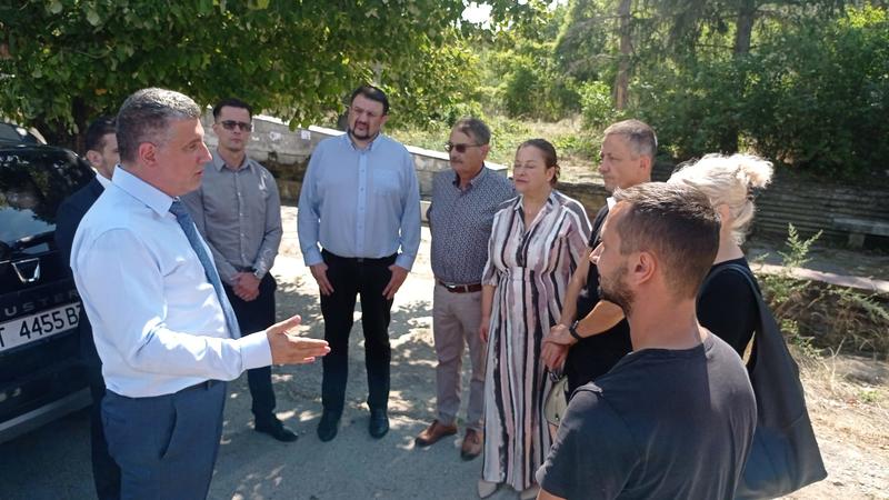 Министър Цеков се срещна и с родители на загинали при катастрофа, с които обсъдиха мерките за обезопасяване на трасето Омуртаг – Търговище в района на Момина чешма