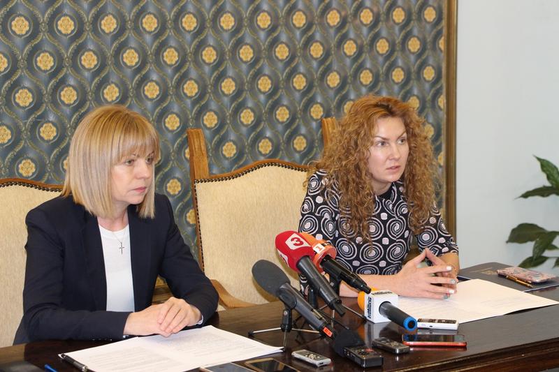 Зам.-министър Николова и кметът на София Йорданка Фандъкова подписаха договор за изграждането на нови центрове за подкрепа и грижа за възрастни и хора с увреждания