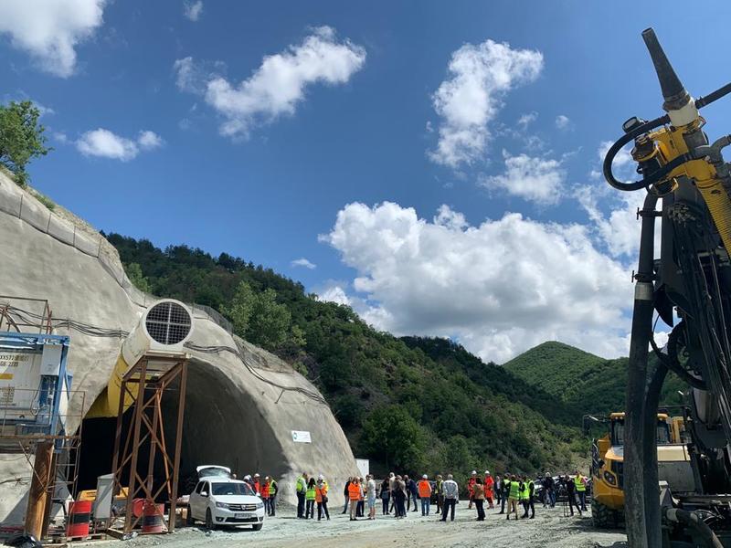 Minister Petya Avramova inspected the construction of the longest road tunnel in Bulgaria (video) - 2