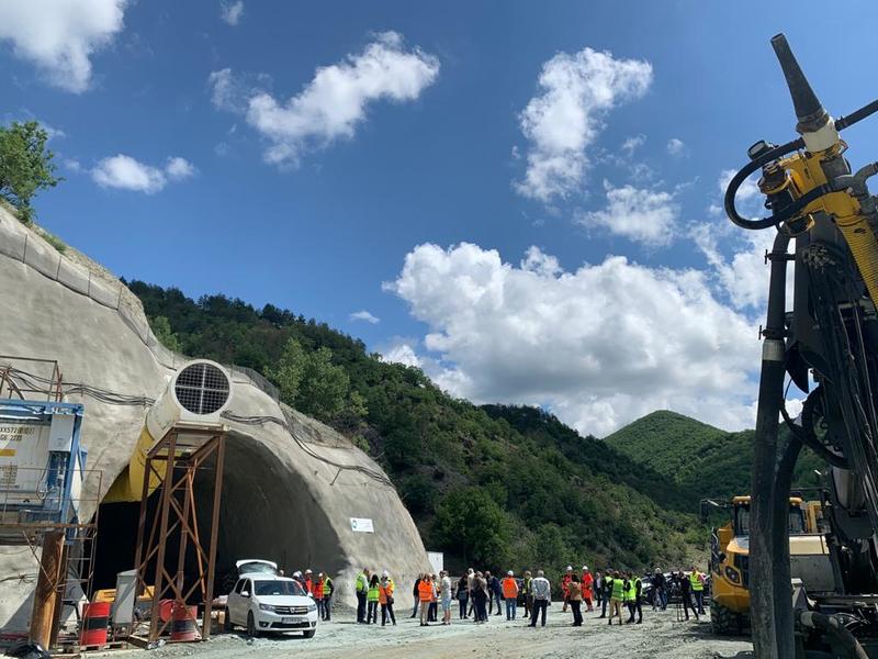 Министър Петя Аврамова инспектира изграждането на най-дългия пътен тунел в България (видео) - 2
