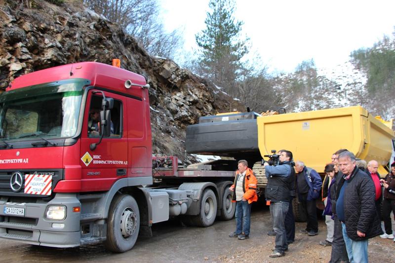  Министър Лиляна Павлова: Разчистването на пътя Смолян- Пловдив ще продължи и през нощта   - 7