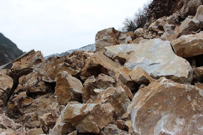  Министър Лиляна Павлова  пое лично координацията по разчистване на огромното свлачище, блокирало пътя Смолян- Асеновград - 1