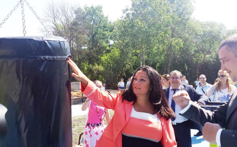    В присъствието на министрите Лиляна Павлова и Десислава Танева бе открита нова спортна площадка в кв. „Възраждане“ на Варна - 1