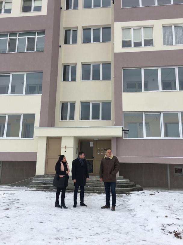 Министър Лиляна Павлова връчи разрешенията за ползване на три обновени със средства от Националната програма за енергийна ефективност жилищни сгради в Белослав - 2