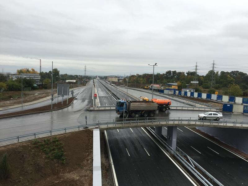 В присъствието на премиера Бойко Борисов  и министрите Лиляна Павлова и Петър Москов бе пуснато движението по Участък 1 от Западната дъга на София и новият пътен възел „Сливница“ - 3